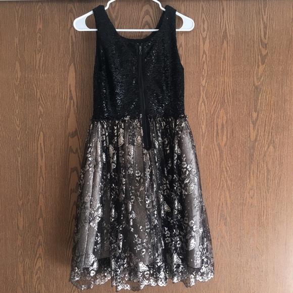 Gorgeous Sequined gold-detailing in Lace dress! - Picture 2 of 8